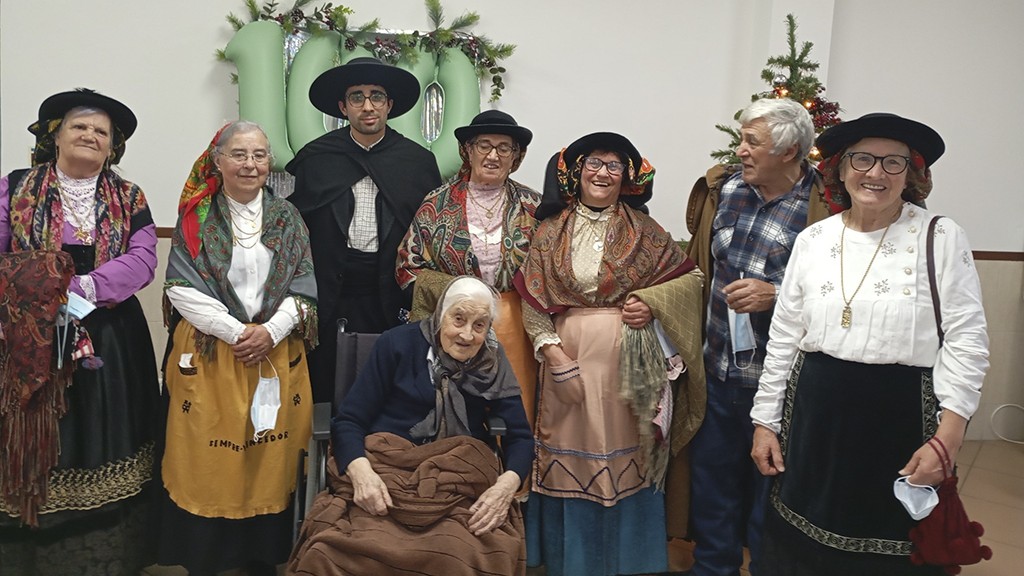 A D. Amélia Valente ficou viúva muito cedo e na década de 50 do séc. vinte não havia qualquer ajuda, pois não havia pensões como hoje. Com dois filhos pequenos para criar, numa época em que a maior parte da população era pobre e andava descalça, a D. Amélia começou a fabricar bolos tipo folar e começou a vender nas feiras e romarias nas aldeias ao redor de Tentúgal. Foram tempos muito difíceis para criar e educar duas crianças. 
                    <br><br>Apesar das dificuldades conseguiu superar tudo e hoje com cem anos, foi homenageada pelos antigos vizinhos e amigos e também pelos netos e bisnetos.